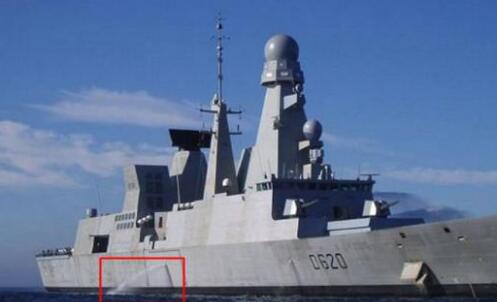 軍艦等大型船舶的側(cè)面不停地向外排水：水從哪里來(lái)？